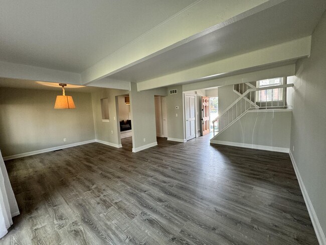 Building Photo - 3563 Burbank Dr