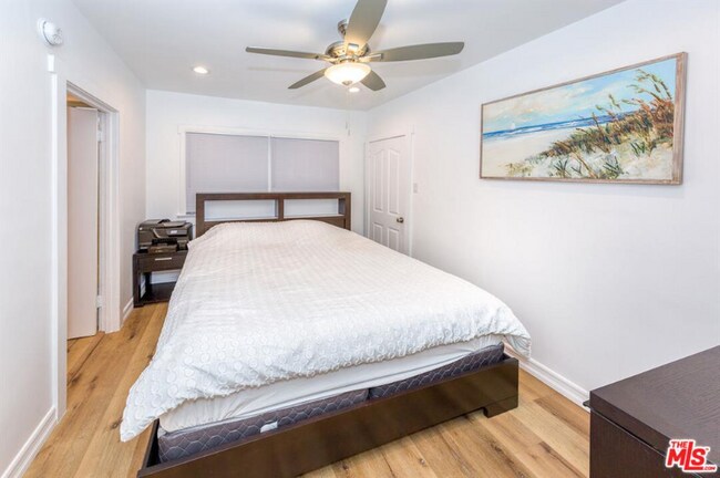 Foto del edificio - 301 1/2-352-352 N Benton Way