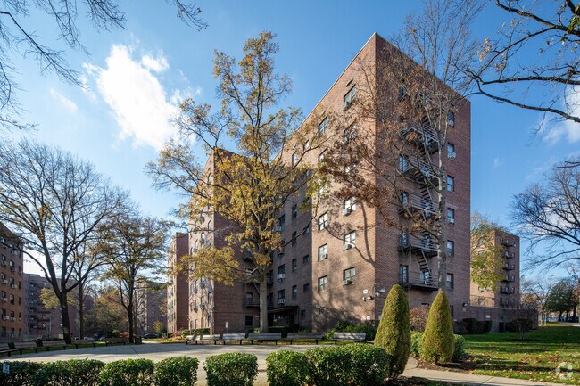 Foto del edificio - 87-56 Francis Lewis Blvd
