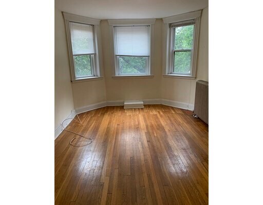 Primary Photo - 352 Riverway