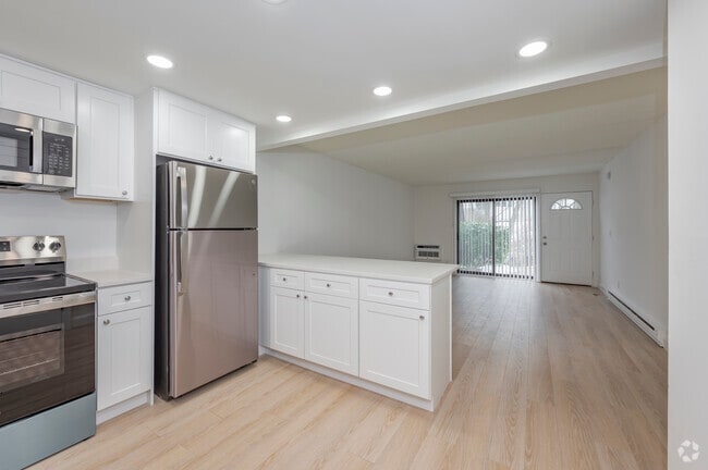 Studio - Kitchen & Living Area, 513SF - Putnam Green