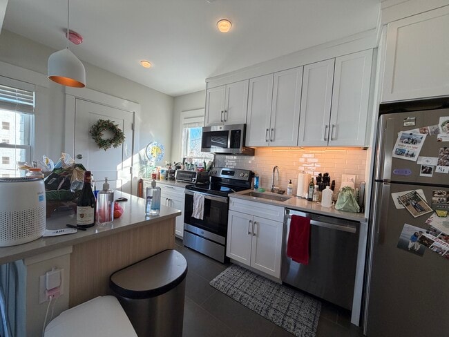 Building Photo - 208 Banks St