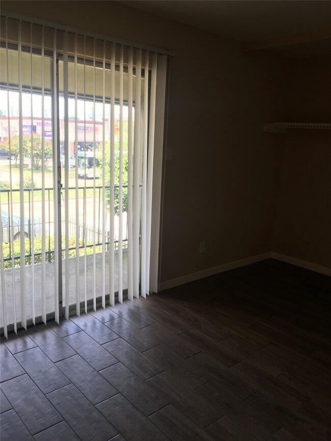 Building Photo - 5625 Antoine Dr