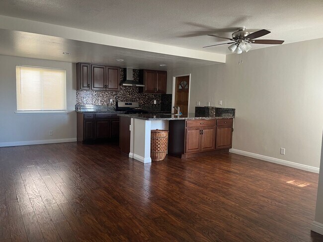 Foto del edificio - 4 bedroom 2bathroom Home Available now!