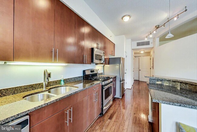 Building Photo - 1390 Kenyon St NW