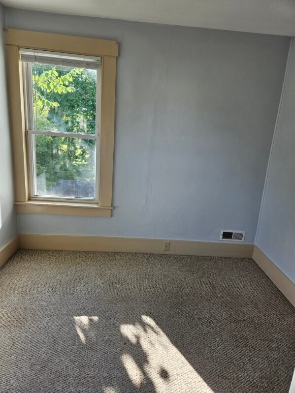 Bedroom for rent - 245 Locust St