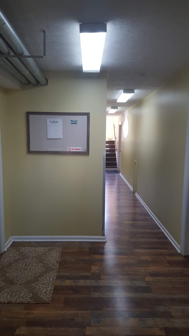 Foto del edificio - 1347 Robinhood Ln