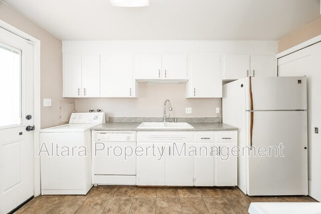 Building Photo - 2123 Robin Dr