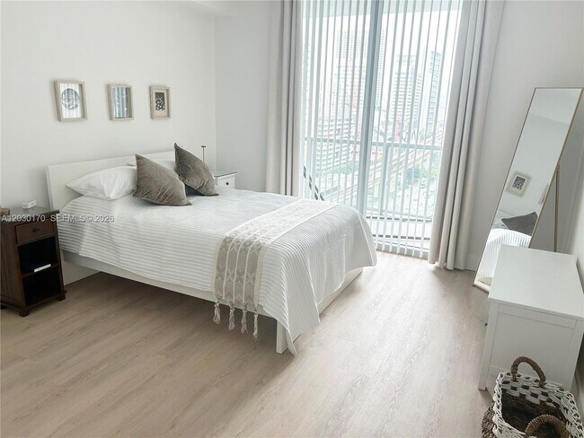 Foto del edificio - 79 SW 12th St