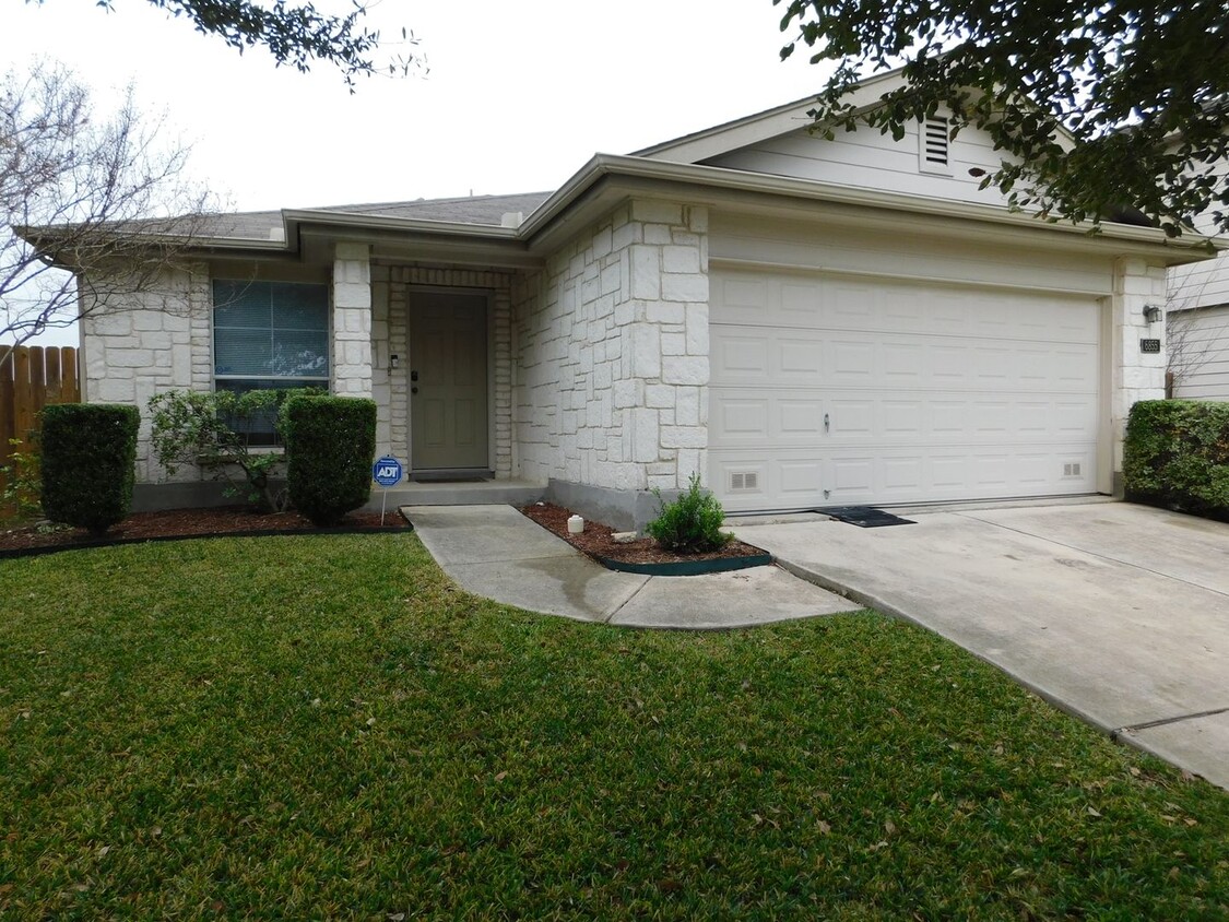 Foto principal - Beautiful 3 Bedroom, 2 Bath Home