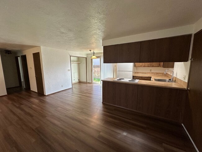 Building Photo - Nice clean unit of a duplex with a 1-car g...
