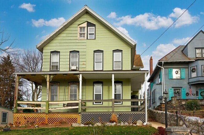 Building Photo - 702 E Market St