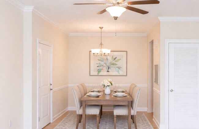 1 dormitorio con zona de comedor - Palisades of Lincolnton