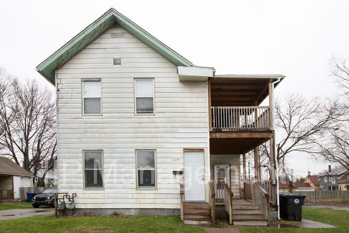 Foto principal - 2 BED/1 BATH UNIT SITTING ON LARGE LOT