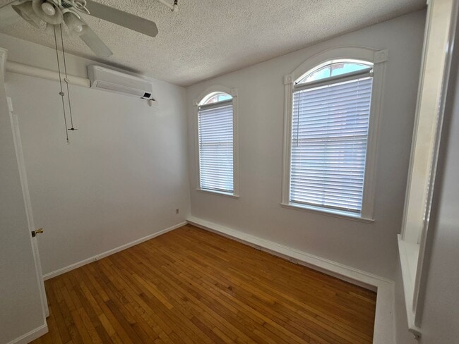 Building Photo - Beautiful and Spacious 1 Bedroom Apartment DOWNTOWN! MUST SEE!