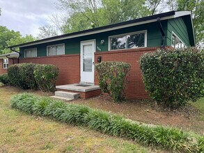 Building Photo - 2244 English Dr