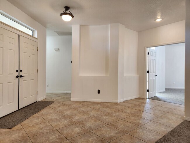 Building Photo - SINGLE STORY HOME WITH POOL
