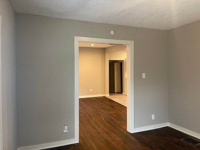 Foto del edificio - Huge 4 Bedroom house for rent !!!!!!