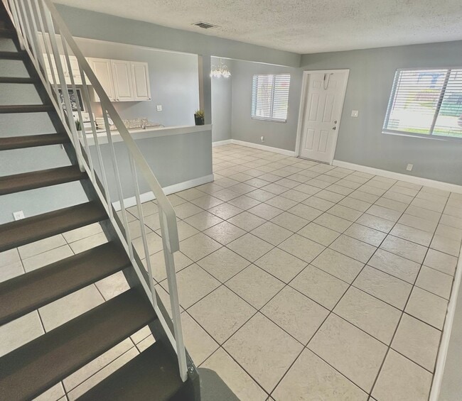 Foto del edificio - Now Leasing: 2-Bedroom Home with Garage & ...