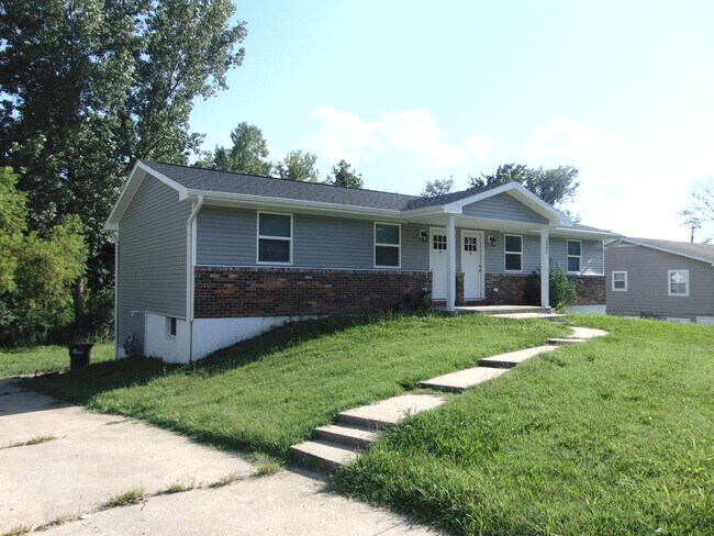 Foto del edificio - Newly Remodeled 4 Bed 2 Bath Duplex!