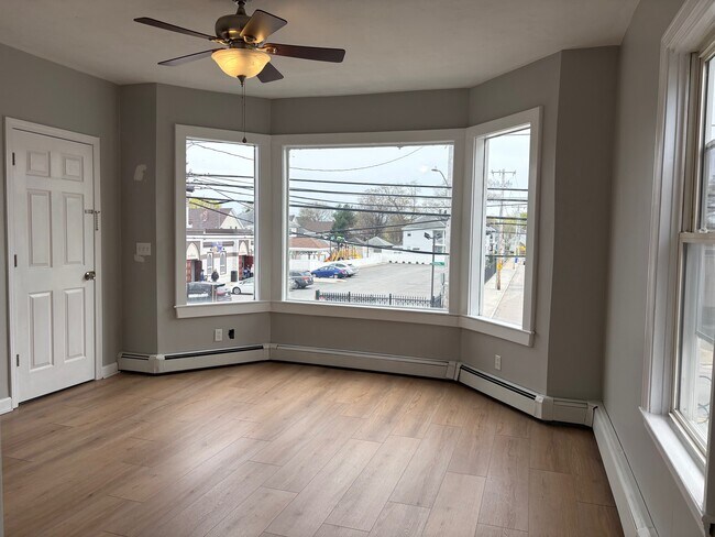 Sala de estar con entrada privada y gran ventanal. - 658 Central Ave