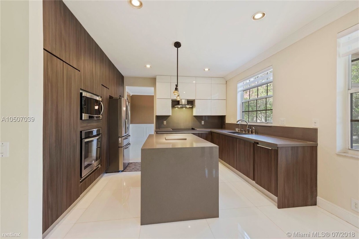 Building Photo - 6 br, 4 bath House - 3827 Eagle Ct # 3827