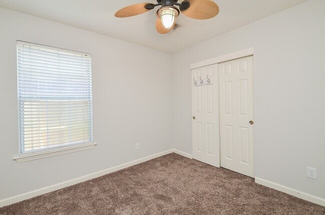 Foto del edificio - 811 Spring Valley Ct