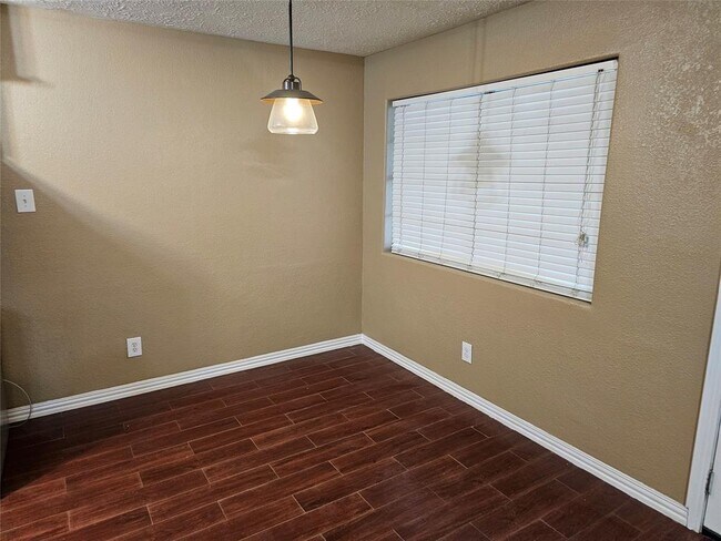 Building Photo - 1610 Adams Dr