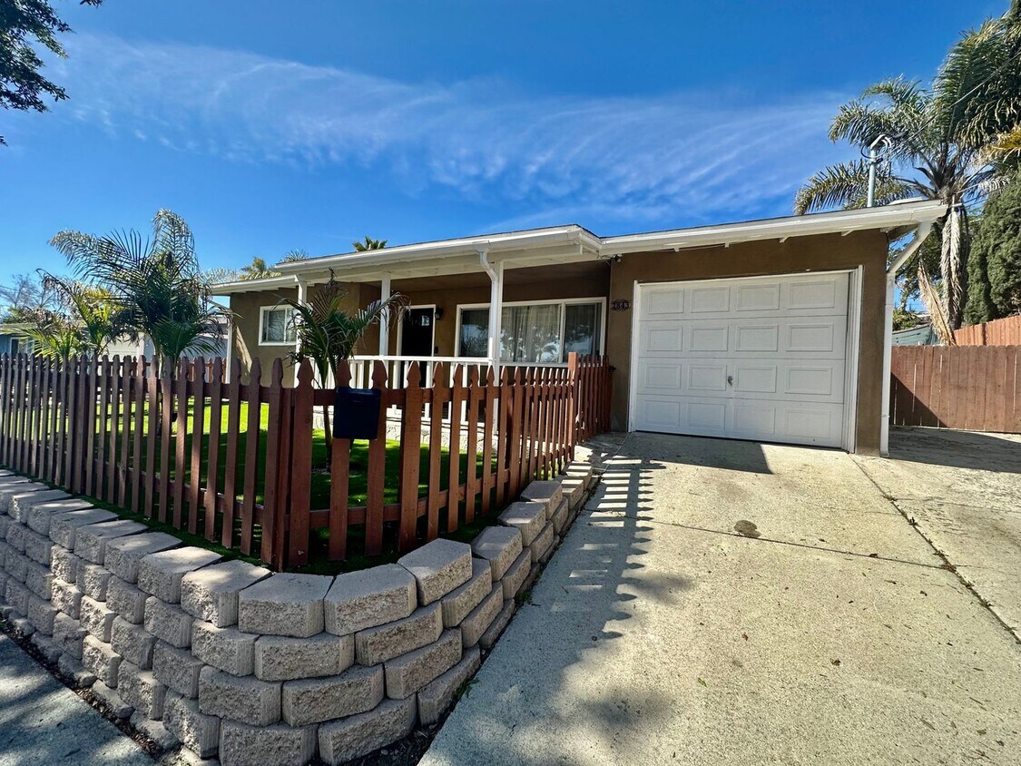 Primary Photo - Entertainers Dream Home With Lots of Chara...