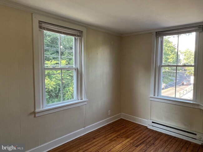 Building Photo - 1406 W Strasburg Rd