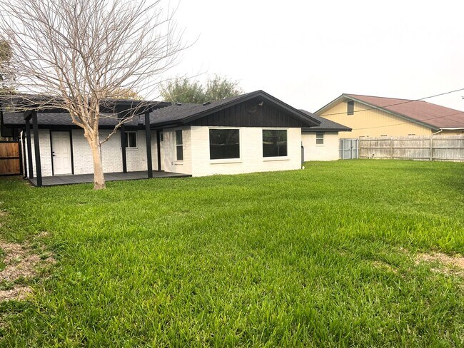 Building Photo - 1613 Redbud Ave