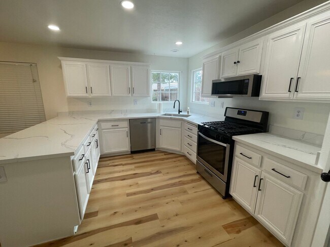 Building Photo - Refurbished 4 Bedroom,2.5 baths, Two Story...