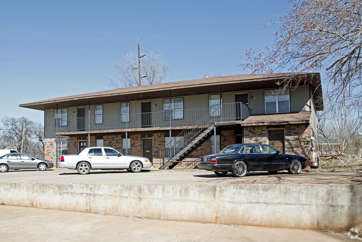 Building Photo - 822-902 N Pine St