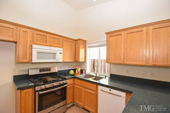 Building Photo - 3 Bedroom Ranch w/ Vaulted ceilings and co...
