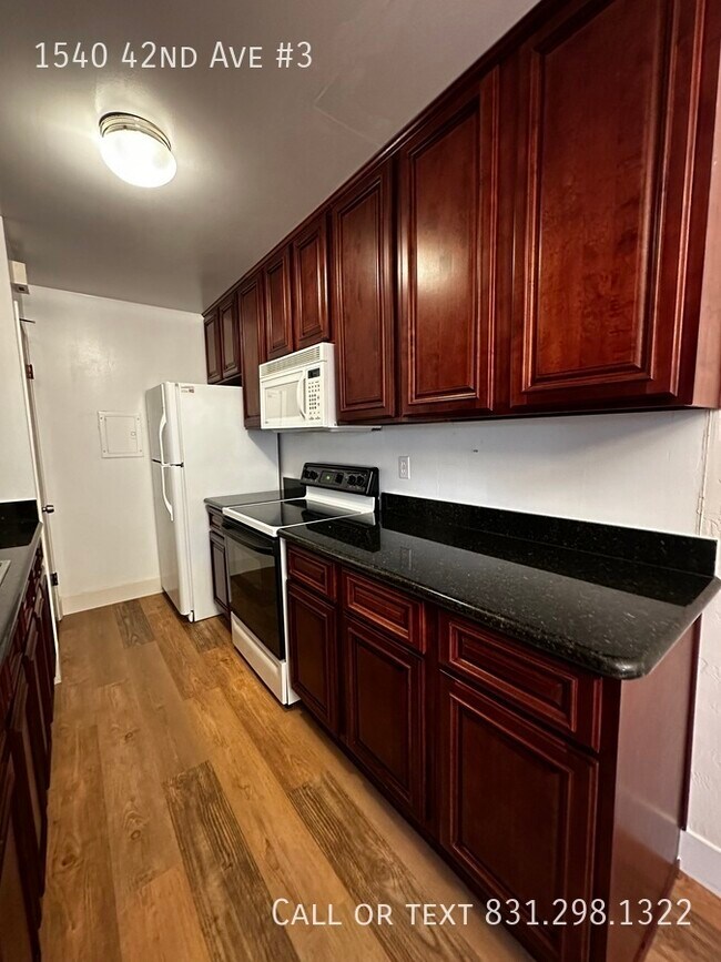 Building Photo - Jewel box ground level apartment with hard...