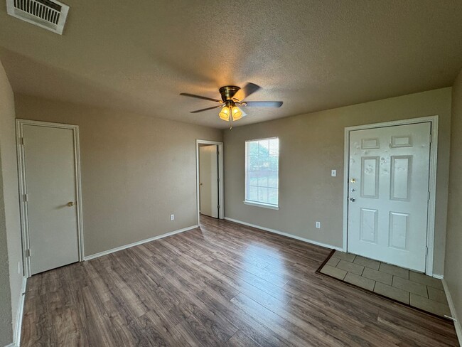 Foto del edificio - 5702 Greengate Dr