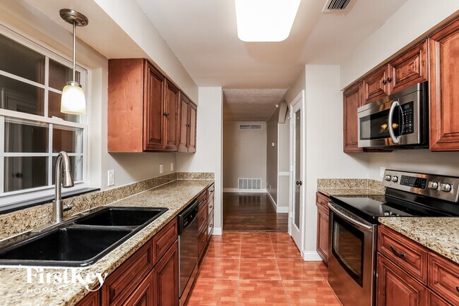 Foto del edificio - 5321 Hillside Dr