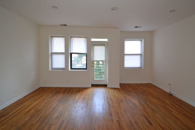 Building Photo - 922 W Dakin St