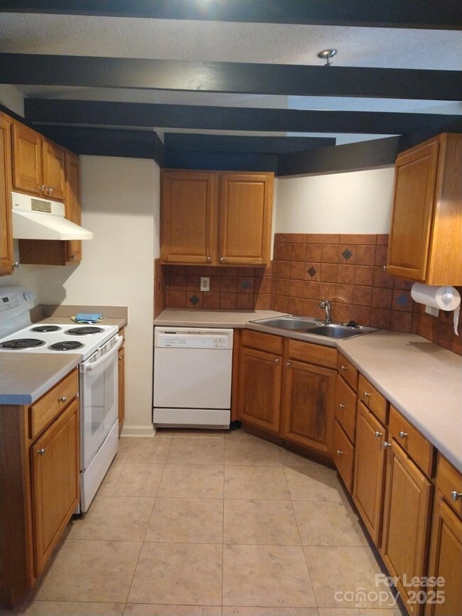 Foto del edificio - 335 Heather Ct