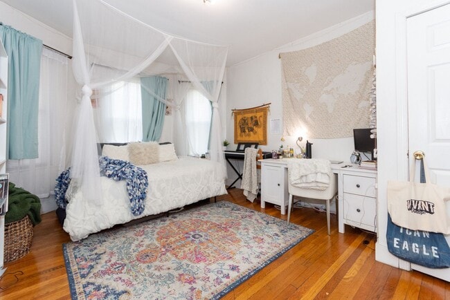 Building Photo - Stunning 4 bed 2 bath in Allston