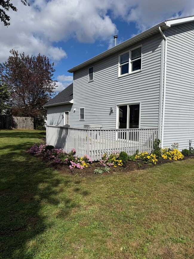 Foto del edificio - 1560 Buttercup Dr