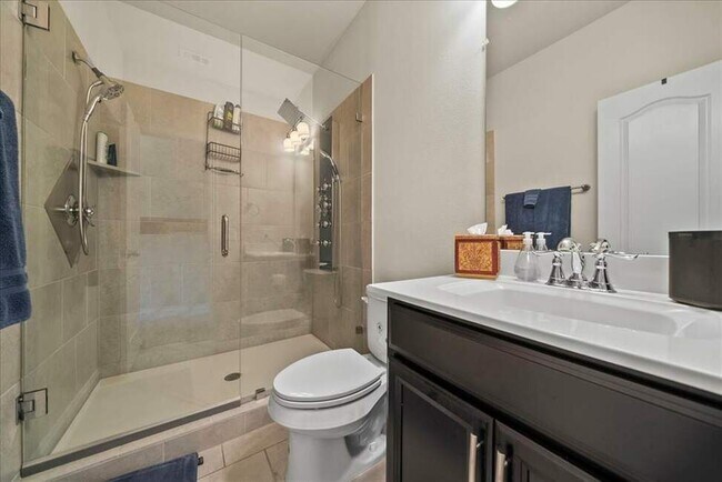 Building Photo - 556 Waterloo Dr
