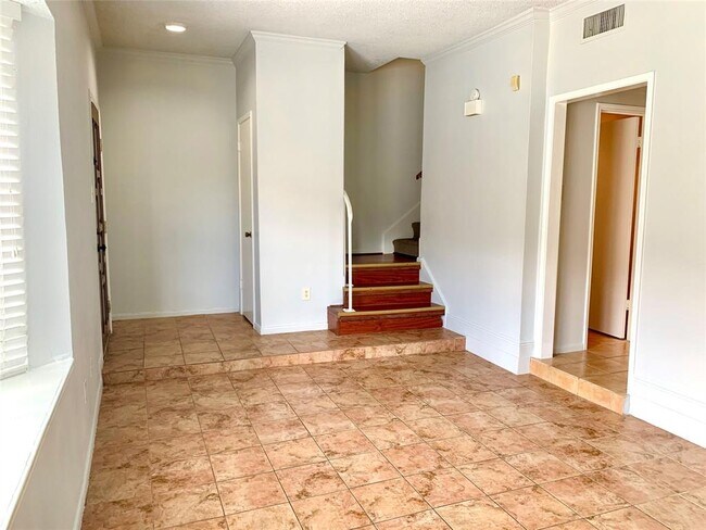 Foto del edificio - 7700 Creekbend Dr