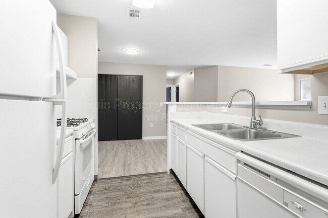 Building Photo - 9030 Charlotte Ct