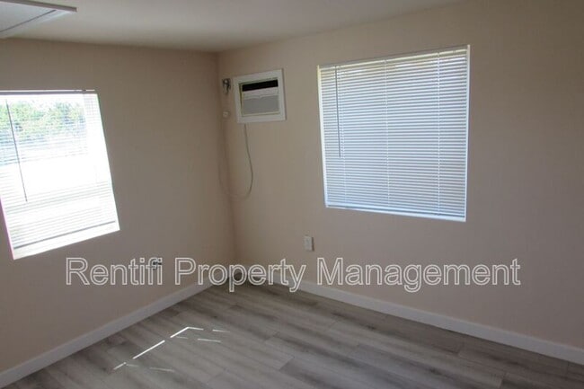 Building Photo - 101 3rd St