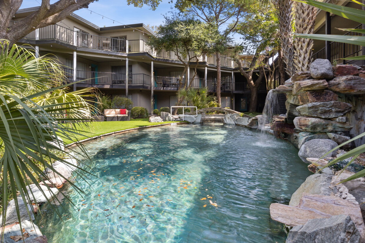 Le Parc - Exterior - Pool, Furniture and Fountain - Le Parc