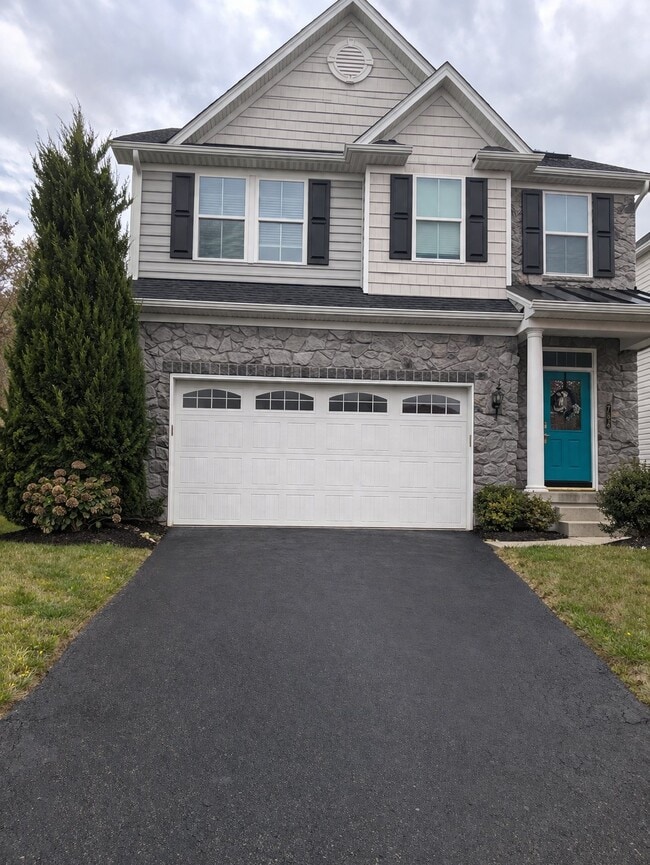 Building Photo - 784 Village Club Dr