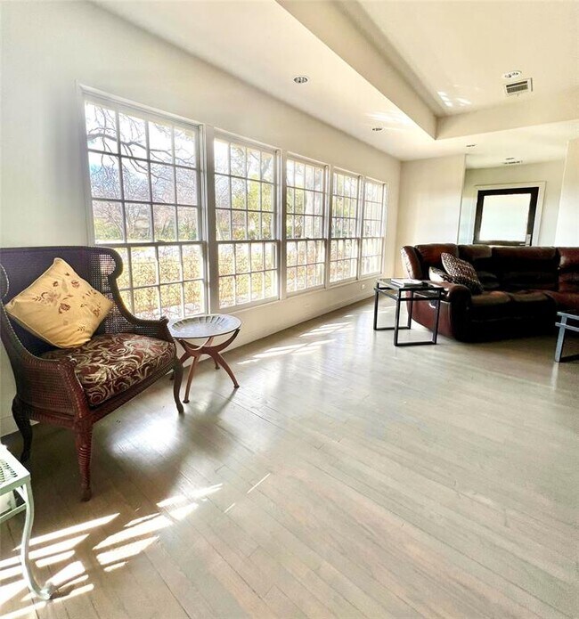 Building Photo - 9618 W Lake Highlands Dr