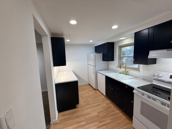Building Photo - 111 Roberts Dr