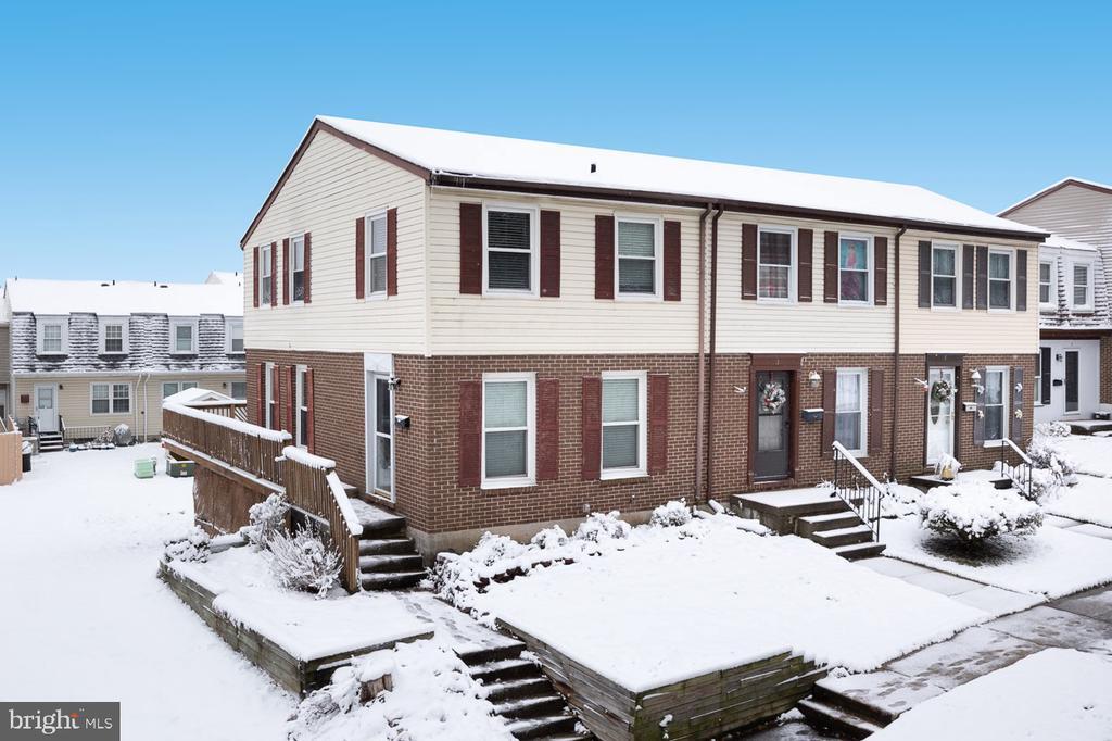 Primary Photo - 1 Robinway Ct